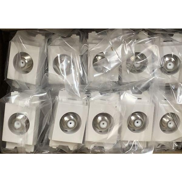 10個セットです。JJタイプのシンプル構造テレビ端子4K8K放送(3224MHz)対応VSWR：1.5以下電流通過型：DC15V　0.8A以下端子台色：白使用帯域：10〜3224MHｚ　地デジ・BS・CS対応低損失・低反射の中継アダプタタイ...