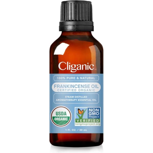 オーガニック フランキンセンス オイルは、樹脂のような、木の香りとスパイシーな香りがします。鎮静作用はありませんが、落ち着きとリラックス効果があります。この神聖な古代のオイルを使用すると、満足感、平和、深いリラクゼーションが得られます。