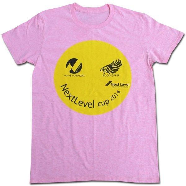 ウォーリアーズ＆ロックホッパーウエットスーツでお馴染みの「OCEAN SUPPLIES」から「Next Level」へ引き継ぎ、波乗り道場と言われる志田下ポイントで行われた第1回Next Level 2014」大会記念Ｔシャツが限定販売！カ...