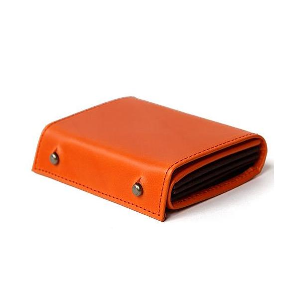 エムピウのほとんどの商品は天然素材を最大限に活かした仕上げにより『使っていくほどに味が出る＝育つ』革を使用しています。天然皮革は一枚革の部位によっても異なるシボ（皮膚の凹凸）が認められます。自然に近いものほど生物由来の傷跡や血筋が目立ち、ロ...