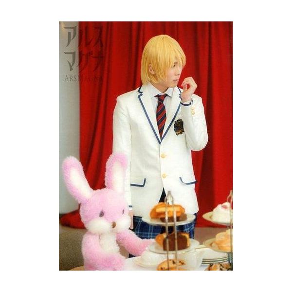 商品名：中古生写真(男性) アルスマグナ/福井大輔(榊原タツキ)/膝上・衣装白・制服・左手上げ・ぬいぐるみ・顔右向き・背景赤/アルスマグナくじ写真 ブロマイド生写真(男性)/ダンスユニット/アルスマグナ