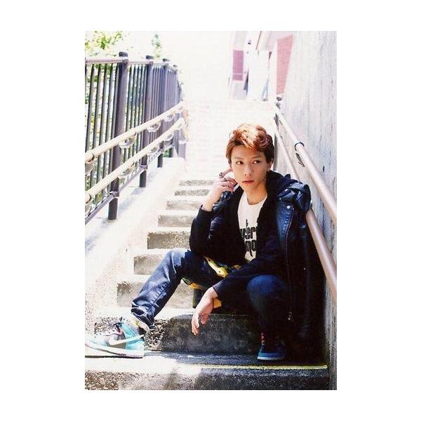 商品名：中古生写真(男性) 鈴木拡樹/全身・座り・衣装黒・白・階段・右手顔・視線右/イベント「いんぷろ by拡樹III」ブロマイド生写真(男性)/俳優