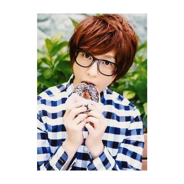 商品名：中古生写真(男性) 鈴木拡樹/バストアップ・衣装白・青・チェック柄・眼鏡・両手ドーナッツ/イベント「いんぷろ by拡樹III」ブロマイド生写真(男性)/俳優