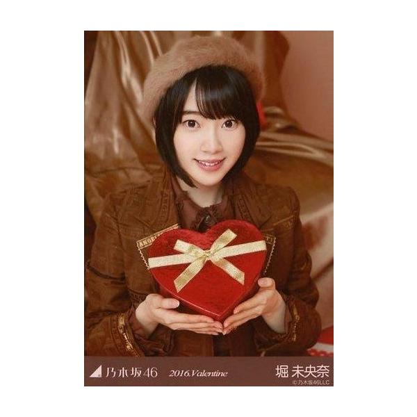 商品名：中古生写真(乃木坂46) 堀未央奈/膝上・両手ハート型の箱/「2016.Valentine」WebShop 限定生写真生写真(乃木坂46)/アイドル/乃木坂46