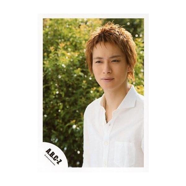 中古生写真(ジャニーズ) A.B.C-Z/戸塚祥太/上半身・衣装白・目線左・背景緑黄・ネックレス/「15初夏 コンサート」パンフ＆グッズ撮影オフ