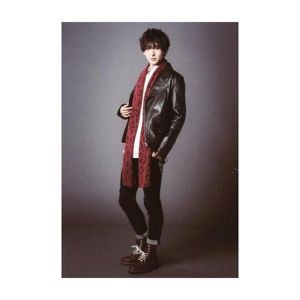 商品名：中古生写真(男性) 古川雄大(セバスチャン・ミカエリス)/全身・衣装黒.赤・左向き・右手上着・左手ポケット・背景黒・私服ショット/ミュージカル「黒執事 地に燃えるリコリス 2015」ブロマイド生写真(男性)/俳優