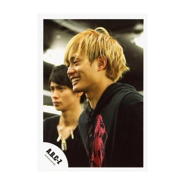 商品名：中古生写真(ジャニーズ) A.B.C-Z/塚田僚一/バストアップ・衣装黒・体左向き・歯見せ・後ろに人/公式生写真生写真(ジャニーズ)/アイドル/A.B.C-Z