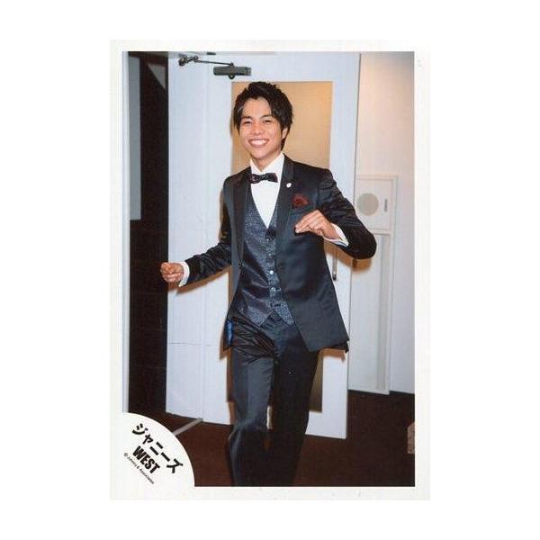 商品名：中古生写真(ジャニーズ) ジャニーズWEST/重岡大毅/膝上・スーツ黒・両手指3本くっつけ・歯見せ・扉/16初春 コンサート パンフ＆グッズ撮影/公式生写真生写真(ジャニーズ)/アイドル/ジャニーズWEST