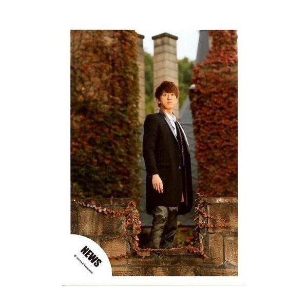 商品名：中古生写真(ジャニーズ) NEWS/小山慶一郎/膝上・衣装黒・白・右向き・口閉じ・植物/「NEWS LIVE TOUR 2015 WHITE」DVD特典映像撮影/公式生写真生写真(ジャニーズ)/アイドル/NEWS