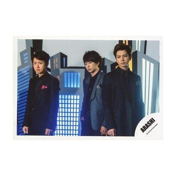 商品名：中古生写真(ジャニーズ) 嵐/集合(3人)/横型・膝上・ジャケット黒グレー・センター櫻井・松本体右向き・目線左・背景ビルのオブジェ/「復活LOVE」PV＆ジャケ写撮影オフショット/公式生写真生写真(ジャニーズ)/アイドル/嵐