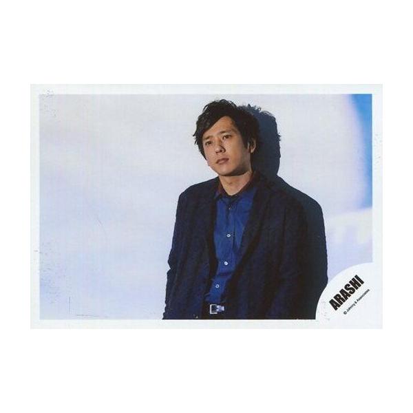 中古生写真(ジャニーズ) 嵐/二宮和也/横型・上半身・衣装黒・青・やや左肩下がり・首傾げ・目線やや上/「復活LOVE」PV＆ジャケ写撮影オフショッ