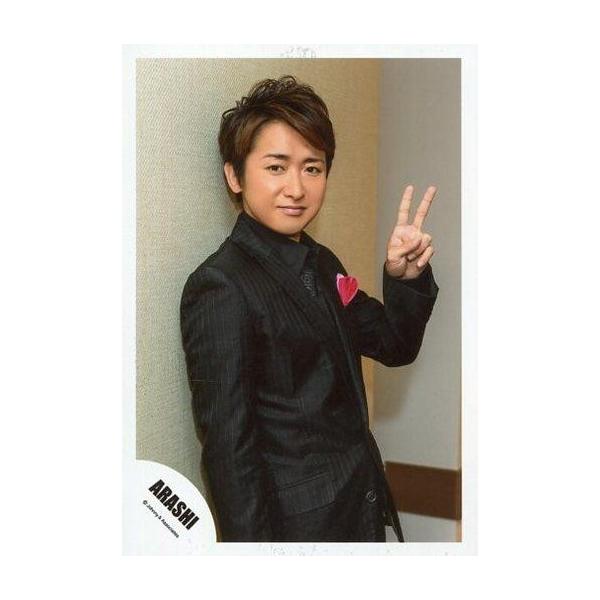 商品名：中古生写真(ジャニーズ) 嵐/大野智/上半身・衣装黒・左手ピース・体右向き・壁寄りかかり/「復活LOVE」PV＆ジャケ写撮影オフショット/公式生写真生写真(ジャニーズ)/アイドル/嵐