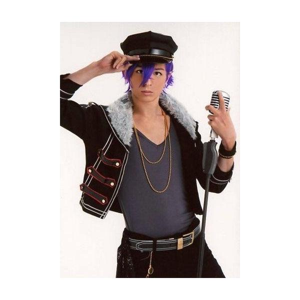 商品名：中古生写真(男性) 瑛(乙狩アドニス)/膝上・衣装黒・左手マイクスタンド・キャラクターショット/舞台「あんさんぶるスターズ!オン・ステージ」個人ブロマイド生写真(男性)/俳優