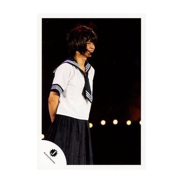 中古生写真(ジャニーズ) 7WEST/小瀧望/ライブフォト・膝上・衣装白黒・セーラー服・両手後ろ・体右向き・背景黒/公式生写真