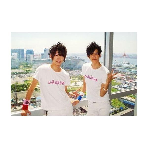 商品名：中古生写真(男性) ON/OFF/坂本直弥・坂本和弥/横型・上半身・衣装白.「LOVE LOVE SMILE」・リストバンド・右手手すり・和弥左手ピース・直弥左手薬指.小指曲げ・ポストカードサイズ/公式生写真生写真(男性)/アイドル...