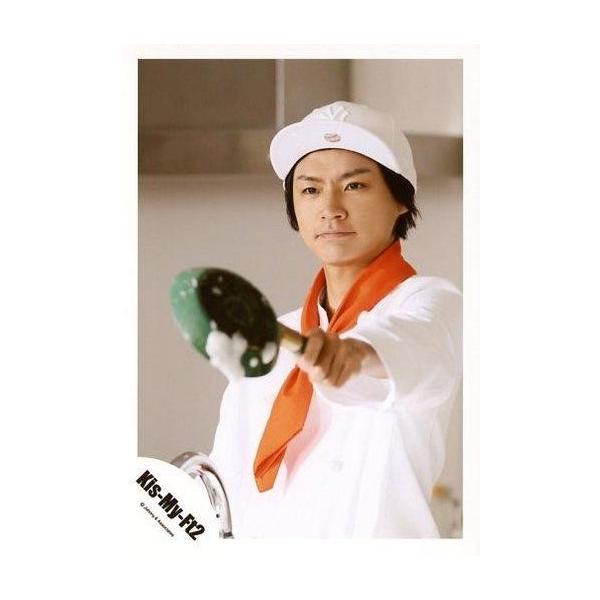 商品名：中古生写真(ジャニーズ) Kis-My-Ft2/横尾渉/上半身・衣装白・オレンジ・帽子・左向き・左手フライパン・口閉じ/千賀健永・横尾渉「ワッター弁当」/公式生写真生写真(ジャニーズ)/アイドル/Kis-My-Ft2