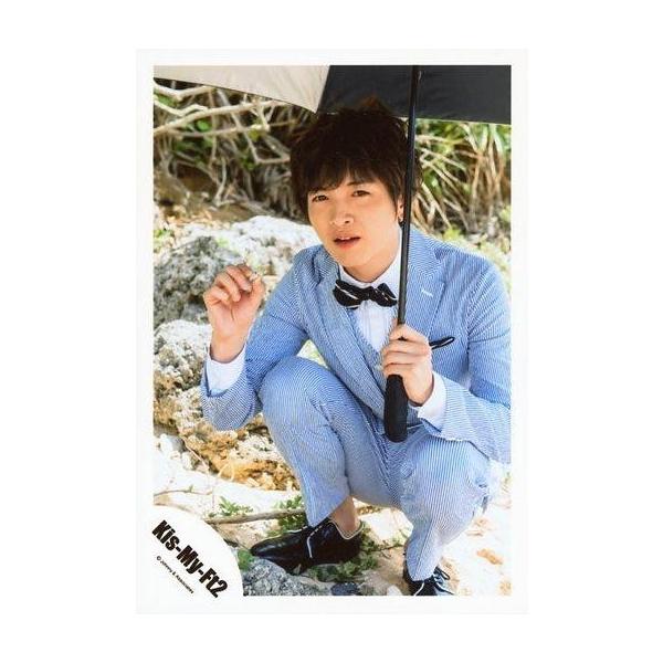 商品名：中古生写真(ジャニーズ) Kis-My-Ft2/玉森裕太/全身・しゃがみ・衣装白・青・黒・右手貝・左手傘/「16夏 パンフ＆グッズ撮影」/公式生写真生写真(ジャニーズ)/アイドル/Kis-My-Ft2