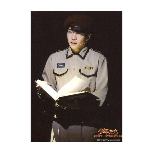 商品名：中古生写真(ジャニーズ) なにわ皇子/西畑大吾/ライブフォト・膝上・衣装ベージュ黒・両手本・目線左・帽子/「少年たち 世界の夢が...戦争を知らない子供達」ステージフォト 第1弾生写真(ジャニーズ)/アイドル/なにわ皇子
