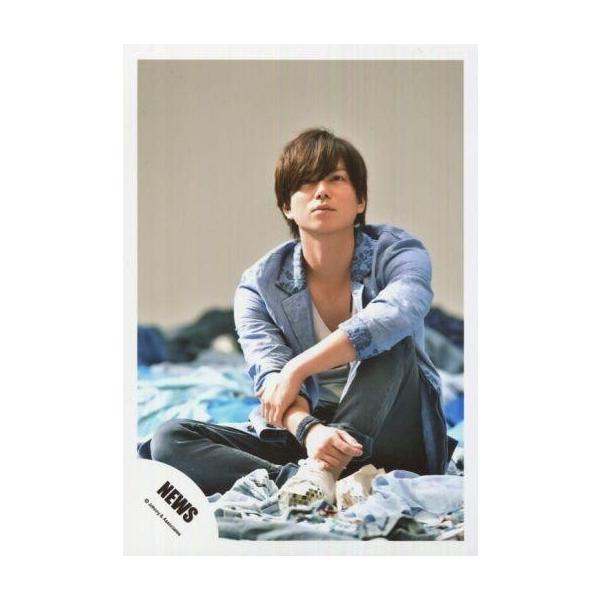 中古生写真(ジャニーズ) NEWS/加藤シゲアキ/全身・座り・衣装青・白・左手右腕・顔上げ・目線上・背景グレー/『恋を知らない君へ』PV＆ジャケ写