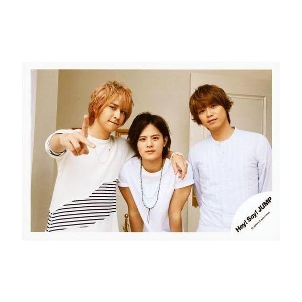 商品名：中古生写真(ジャニーズ) Hey! Say! JUMP/集合(3人)/横型・上半身・衣装白・黒・口閉じ・八乙女右手人差し指立て・左手岡本肩・背景白/16夏 コンサートパンフ＆グッズ撮影/公式生写真生写真(ジャニーズ)/アイドル/He...