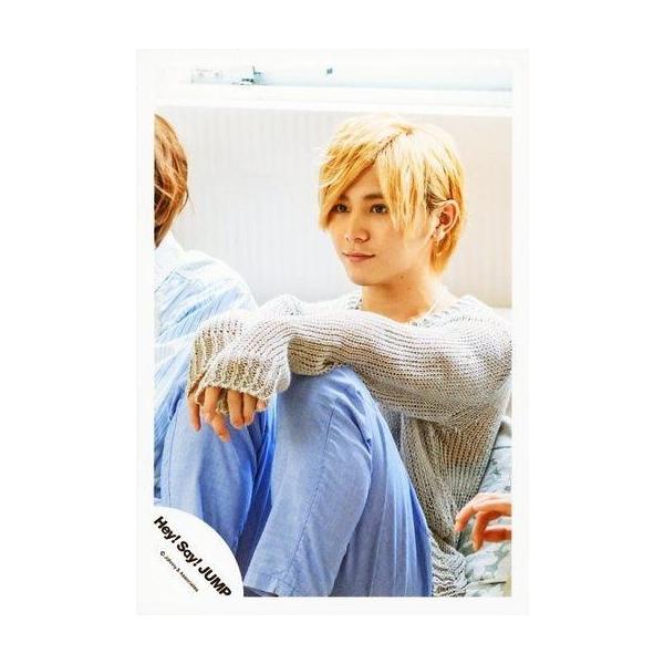商品名：中古生写真(ジャニーズ) Hey! Say! JUMP/山田涼介/全身・座り・衣装グレー・左向き・口閉じ・両腕両膝・背景白/16夏 コンサートパンフ＆グッズ撮影/公式生写真生写真(ジャニーズ)/アイドル/Hey! Say! JUMP