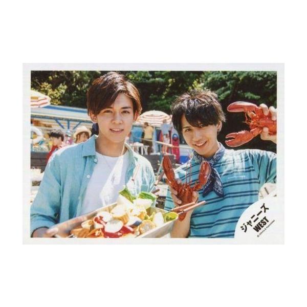 中古生写真(ジャニーズ) ジャニーズWEST/小瀧望・藤井流星/横型・バストアップ・衣装水色白・青ボーダー柄・小瀧右手トレー・野菜・藤井両手ロ