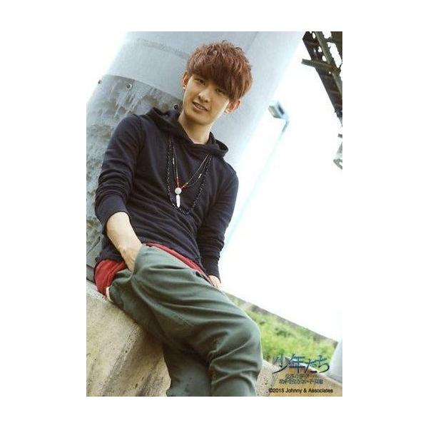 商品名：中古生写真(ジャニーズ) KinKan/向井康二/膝上・座り・衣装黒 赤・ボトムスカーキ・ネックレス・両手ポケット・柱に寄りかかり/「少年たち 世界の夢が...戦争を知らない子供達」生写真(ジャニーズ)/アイドル/KinKan