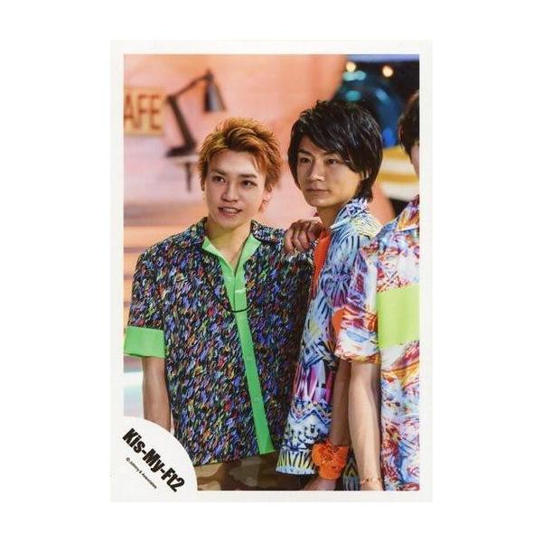 中古生写真(ジャニーズ) Kis-My-Ft2/二階堂高嗣・横尾渉/上半身・衣装緑・青・白・オレンジ・二階堂左手横尾肩・横尾体左向