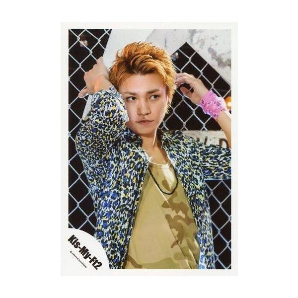 中古生写真(ジャニーズ) Kis-My-Ft2/二階堂高嗣/上半身・衣装青・黄色・白・ベージュ・両手フェンス・目線右・口閉じ・背景