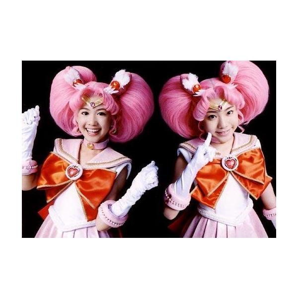 中古生写真(女性) 久家心(セーラーちびムーン)・神田愛莉(セーラーちびムーン)/横型・上半身・人差し指頬・背景黒・キャラク