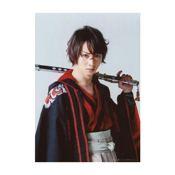 商品名：中古生写真(男性) 植田圭輔(曇空丸)/上半身・衣装黒・赤・左手刀・キャラクターショット/舞台「曇天に笑う」プレミアムシート東京公演特典ブロマイドA生写真(男性)/俳優