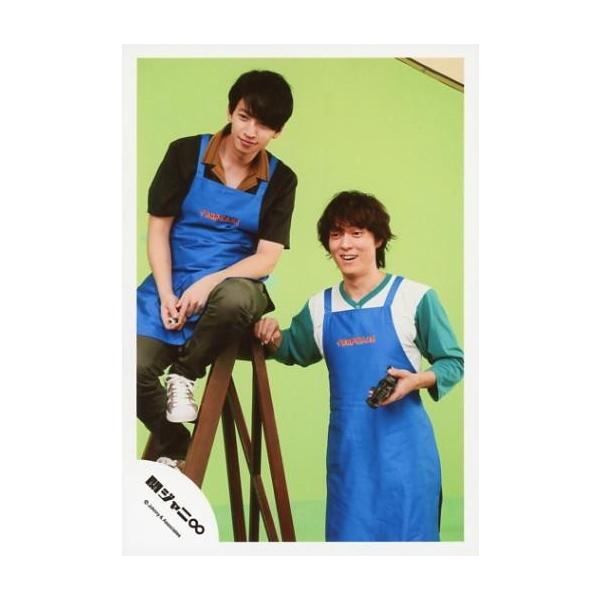 中古生写真(ジャニーズ) 関ジャニ∞/大倉忠義・丸山隆平/膝上・全身・衣装黒茶・緑白・エプロン青・目線左・大倉座り・梯子・背景緑/「パノラマ