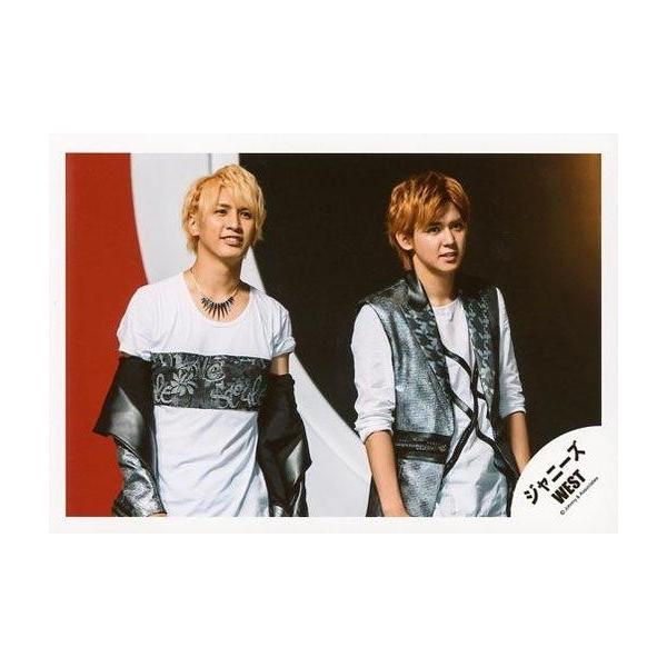 中古生写真(ジャニーズ) ジャニーズWEST/藤井流星・小瀧望/横型・上半身・衣装黒白グレー・目線右上・藤井ジャケット脱ぎ・背景赤白黒/ア