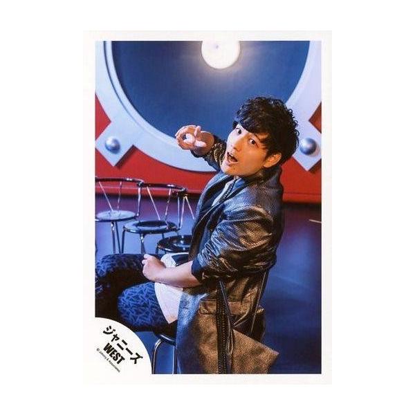 中古生写真(ジャニーズ) ジャニーズWEST/桐山照史/膝上・座り・衣装グレー白黒・右手ピース・体左向き・振り返り・椅子・ライト/アルバム