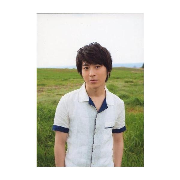 中古生写真(男性) 村井良大/上半身・衣装白.青・両手下・草原/「2016年度カレンダー 発売記念イベント」会場限定生写真