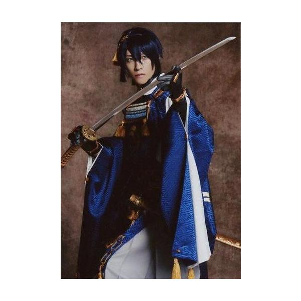 中古生写真(男性) 鈴木拡樹(三日月宗近)/膝上・衣装青・武器・背景茶・キャラクターショット/舞台「『刀剣乱舞』虚伝 燃ゆる本能寺」トレ