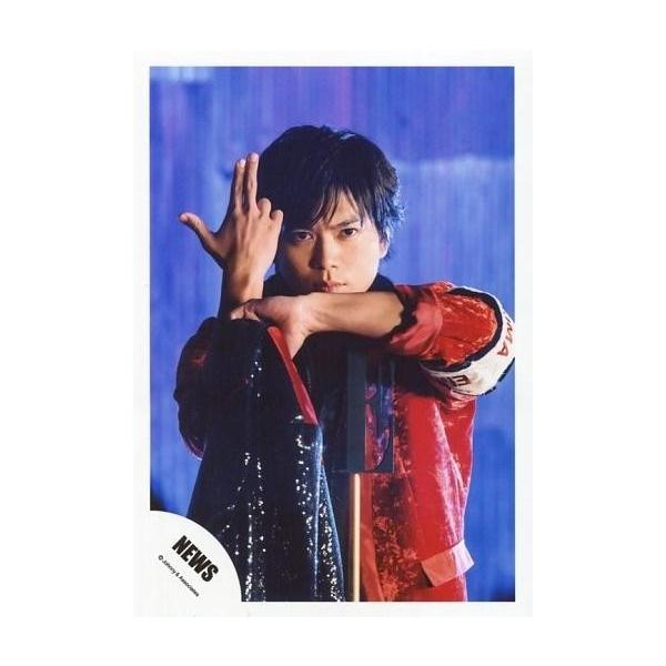 中古生写真(ジャニーズ) NEWS/加藤シゲアキ/上半身・衣装赤・右手指3本立て・左手ジャケット・体正面・背景紫/「EMMA」PV＆ジャケ写撮影オフシ