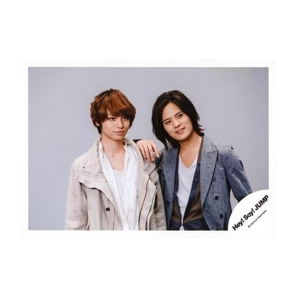 商品名：中古生写真(ジャニーズ) Hey!Say!JUMP/伊野尾慧・岡本圭人/横型・上半身・衣装ベージュ白グレー黒・目線右上・岡本右手伊野尾の肩・首傾げ・背景グレー/「OVER THE TOP」PV＆ジャケ写撮影/公式生写真生写真(ジャニ...