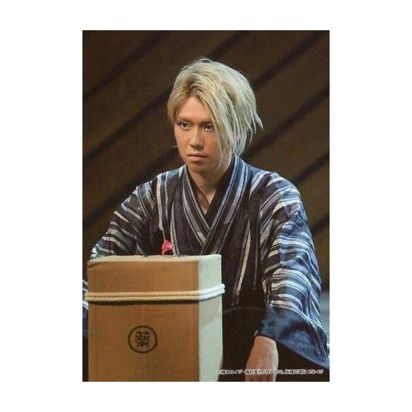 中古生写真(男性) 早乙女友貴(斉藤一)/ライブフォト・上半身・座り・衣装黒・グレー・左向き・口閉じ・キャラクターショット/舞台「ちる