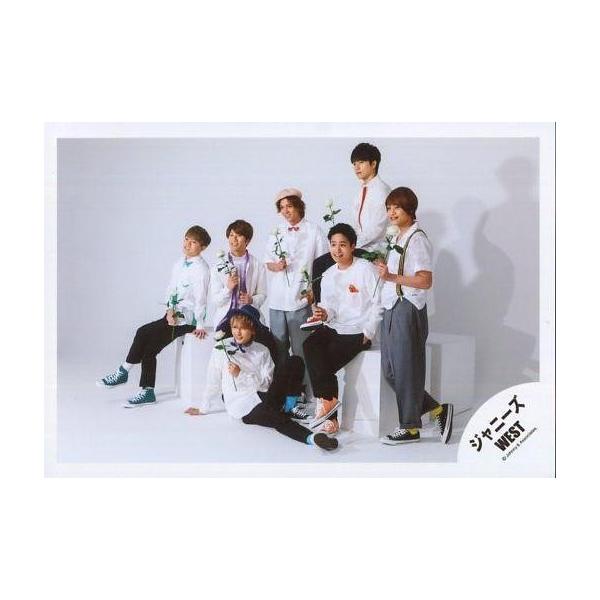 中古生写真(ジャニーズ) ジャニーズWEST/集合/横型・全身・衣装白・小瀧藤井帽子・小瀧桐山左手ポケット・花持つ・体左向き/「おーさか☆愛・EY