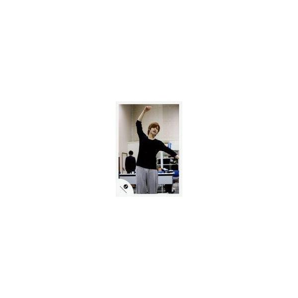 中古生写真(ジャニーズ) Travis Japan/吉澤閑也/膝上・衣装黒グレー・右手上げ・左腕伸ばし・体正面・目線右/公式生写真