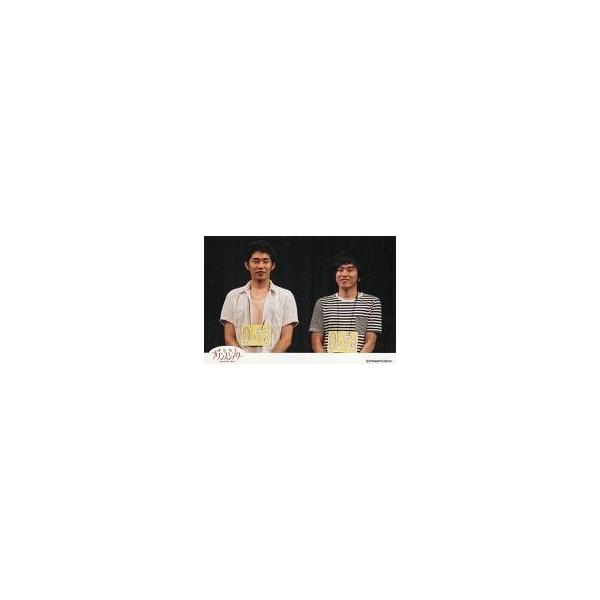 中古生写真(男性) しずる/池田一真・村上純/横型・上半身・衣装白黒ボーダー・背景黒・ポストカードサイズ・よしもとプリンスシアター/公式生写