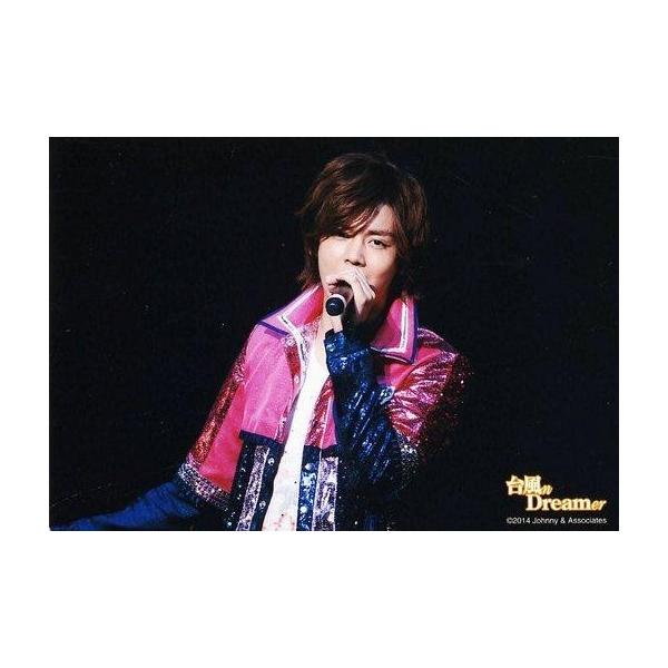 中古生写真(ジャニーズ) ジャニーズWEST/小瀧望/ライブフォト・横型・バストアップ・衣装ピンク青・左手マイク・体斜め・背景黒/台風n Dr