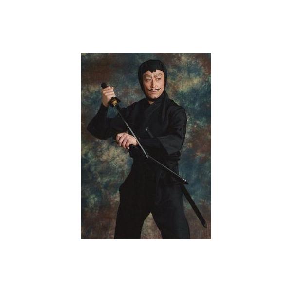 中古生写真(男性) 今井靖彦(山田伝蔵)/膝上・衣装黒・右手小刀・背景グレー・目線右・キャラクターショット/ミュージカル「