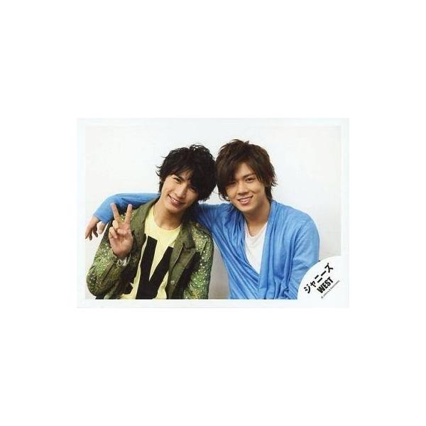 中古生写真(ジャニーズ) ジャニーズWEST/藤井流星・小瀧望/横型・バストアップ・藤井衣装緑.右手ピース・小瀧衣装青・肩組み/公式生写真