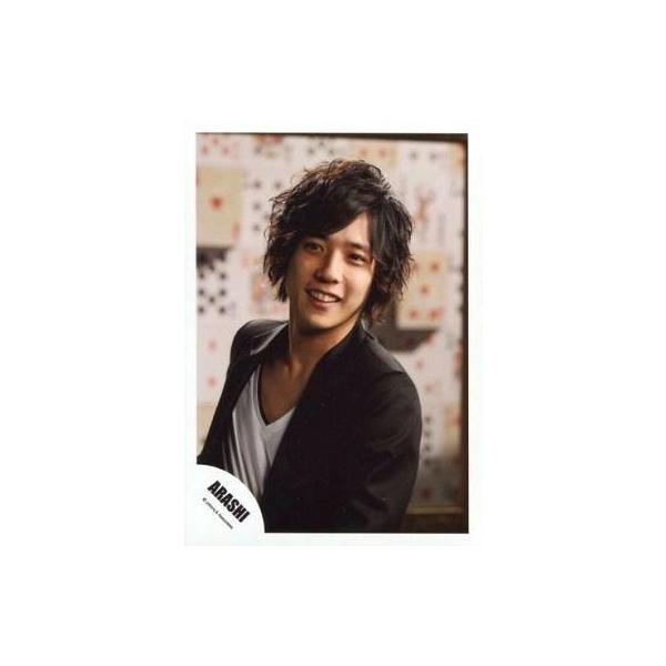 中古生写真(ジャニーズ) 嵐/二宮和也/バストアップ・衣装黒・目線左・背景白/公式生写真