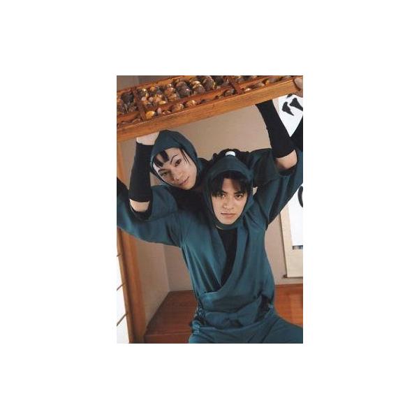 中古生写真(男性) 山口賢貴(潮江文次郎)・三津谷亮(立花仙蔵)/上半身・衣装緑・大きなそろばん・(六年い組)・キャラクターショット/ミュージカ