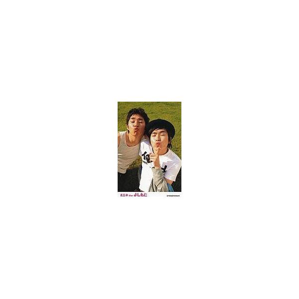 中古生写真(男性) しずる/池田一真・村上純/タンクトップ・白シャツ・背景芝生・ルミネtheよしもと・ポストカードサイズ/公式生写真