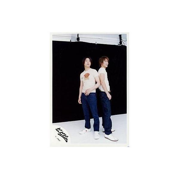 中古生写真(ジャニーズ) KinKiKids/堂本光一・堂本剛/全身・衣装Tシャツ黄色・剛左手腹・背景黒/公式生写真