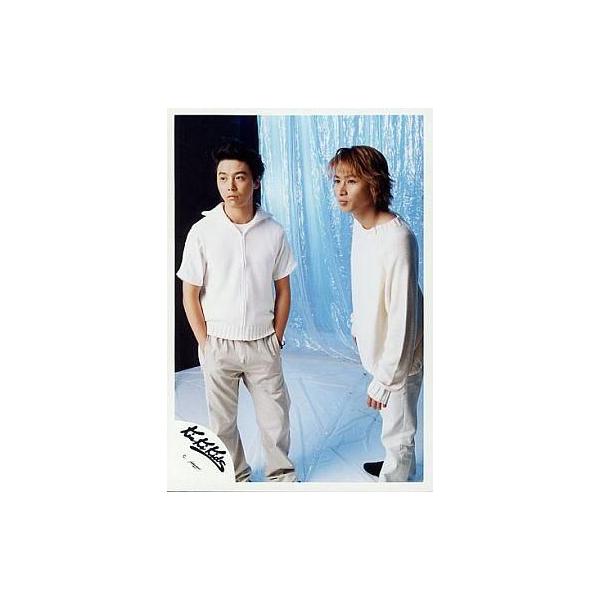 中古生写真(ジャニーズ) KinKiKids/堂本光一・堂本剛/全身・衣装白・両手ポケット・背景水色/公式生写真